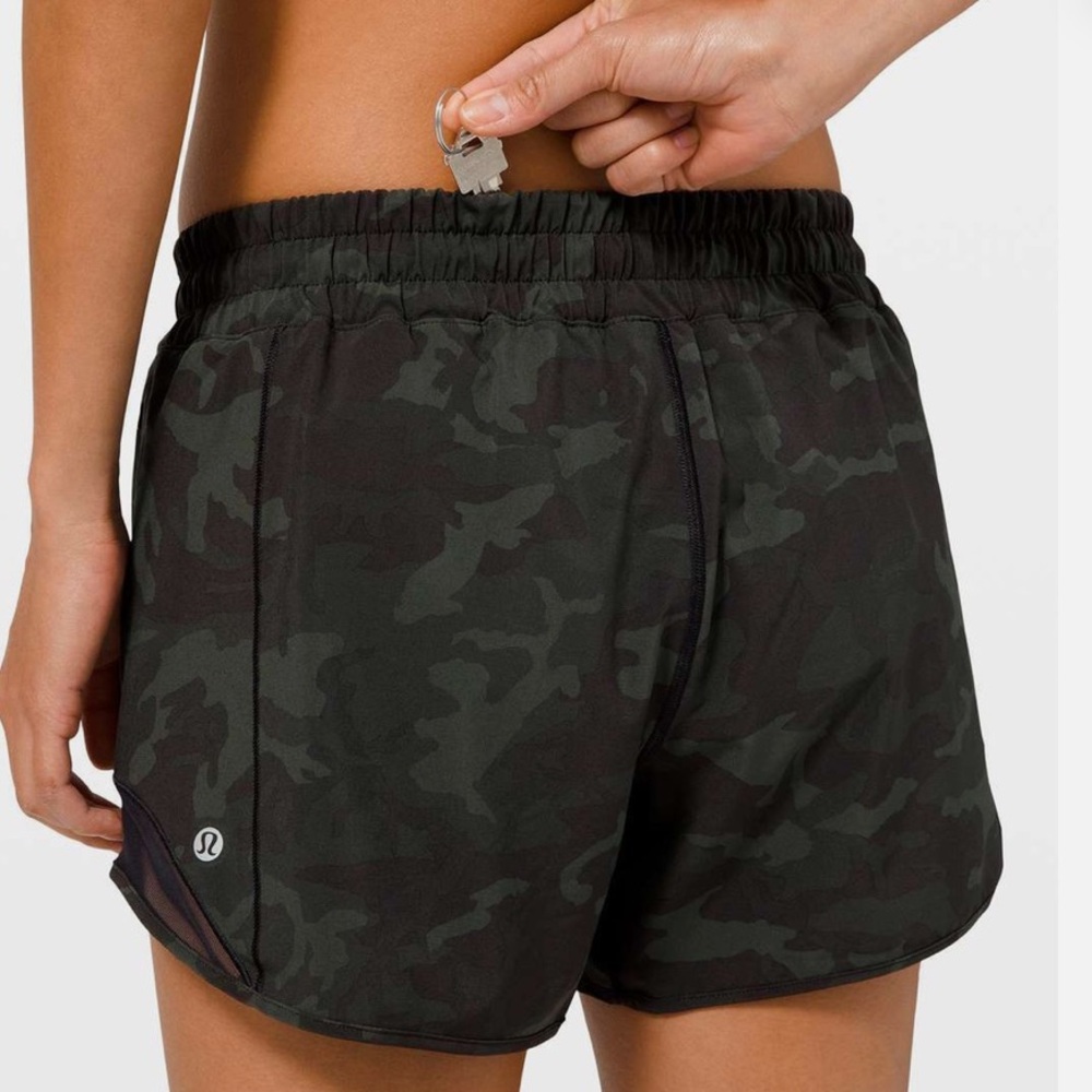 Lululemon Dark Camo 4’ hotty hot shorts